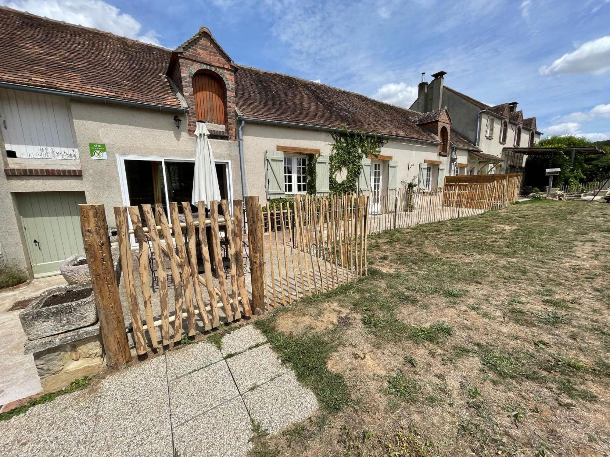 ホテル Le Gite De Gaia Villemer  エクステリア 写真