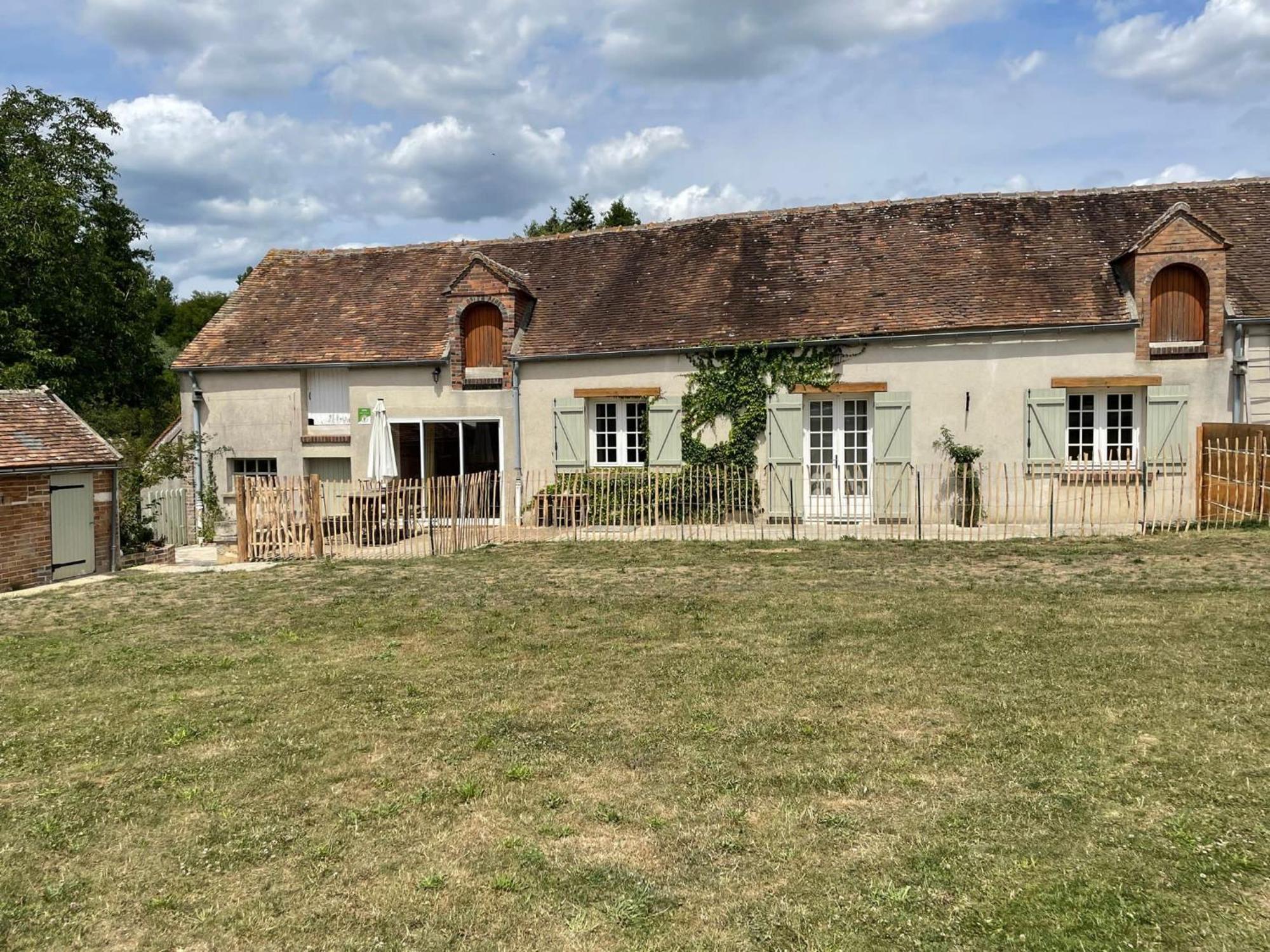 ホテル Le Gite De Gaia Villemer  エクステリア 写真